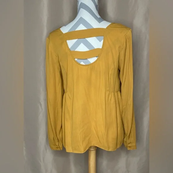 Olive + Oak Medium Blouse - Picture 3 of 8